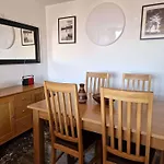 Close To The Beach, With A Pool 224 公寓